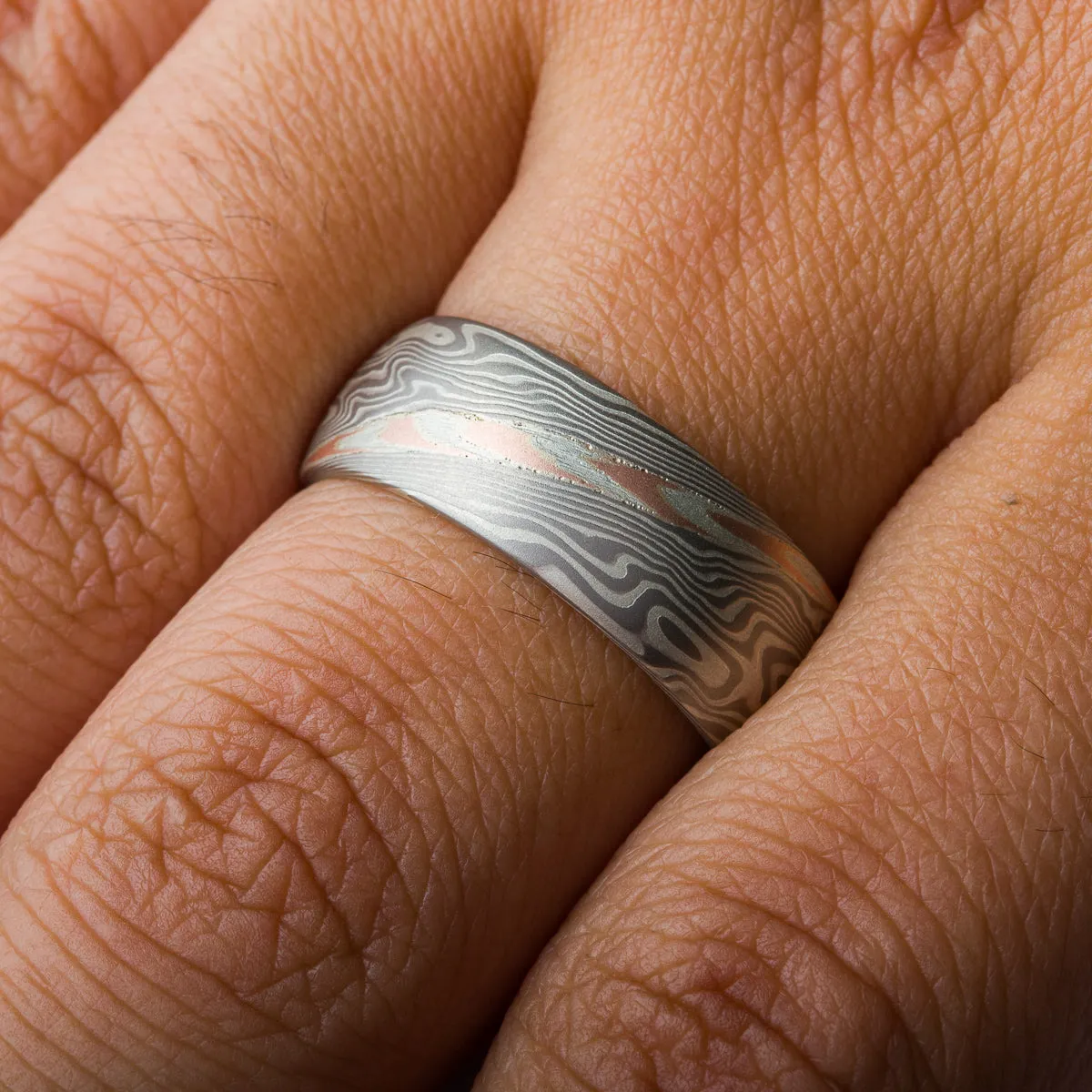 Unique Twist Ring with Patterned Stratum